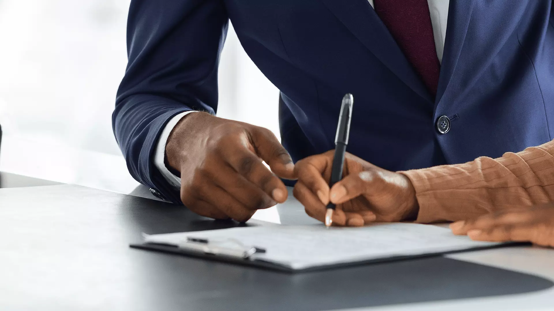 Un homme qui signe un document